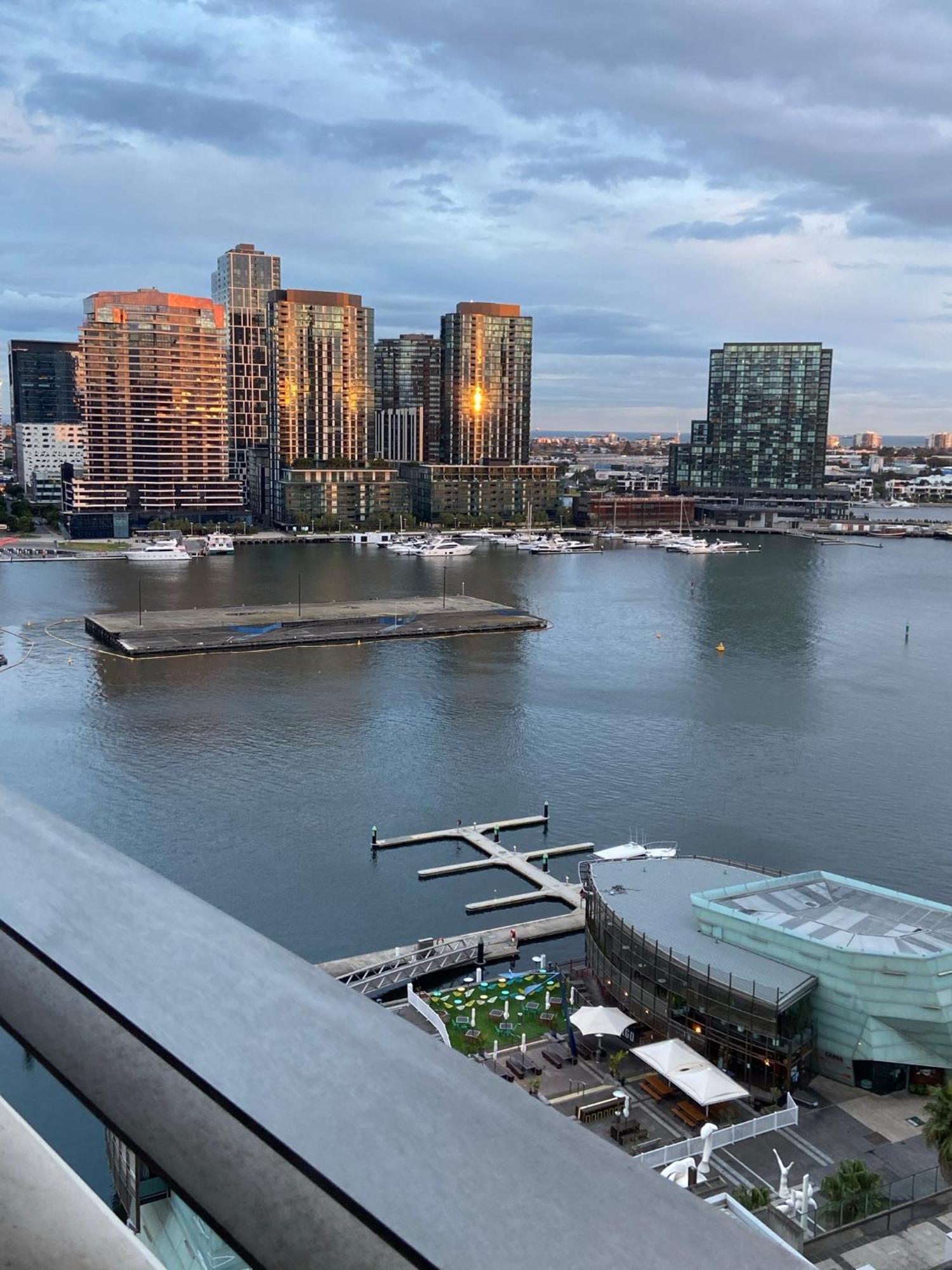 Akom At Docklands Melbourne City Exterior foto